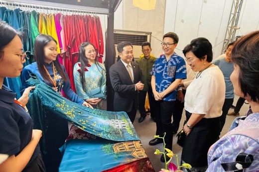 Áo dài và tơ lụa Việt Nam tỏa sáng tại Lễ hội Khon Kaen 2025