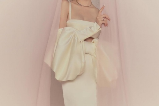 Thanh Thủy khoe vẻ quý phái cùng vòng cổ kim cương