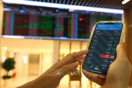 VN-Index bật tăng sát mốc lịch sử nhờ cổ phiếu bluechip, nhà đầu tư nên làm gì?