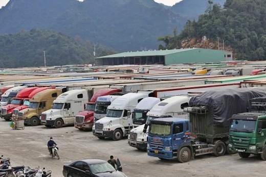 Hơn 1.300 phương tiện chở nông sản mắc kẹt tại cửa khẩu do vướng quy định kiểm tra ATTP