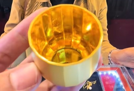 Người phụ nữ vỡ òa vui sướng khi phát hiện chiếc cốc trong nhà được làm từ vàng thật