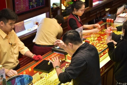 Giá vàng biến động mạnh, chuyên gia nói gì về nguy cơ “đu đỉnh”?