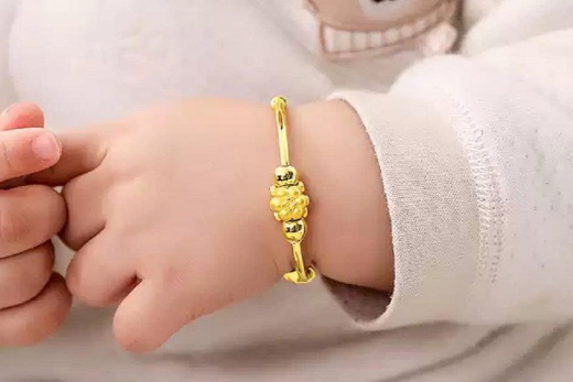 Quà tặng từ vòng tay đến dây chuyền: Trang sức nhỏ giữ trọn ký ức tuổi thơ