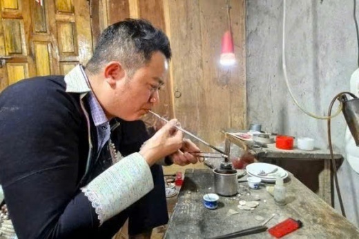 Nghề chạm khắc bạc truyền thống của người Dao đỏ chới với giữa “bão giá bạc”