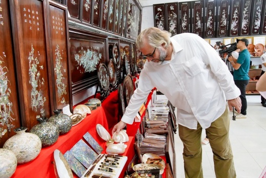 Khảm trai, sơn mài Chuyên Mỹ trong dòng chảy thủ công sáng tạo thế giới