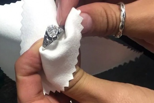 Vì sao bề mặt vàng trắng nhanh xuống màu?